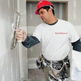 Jak tmelit stěny vlastníma rukama: pro tapety a pro malování, video pro začátečníky